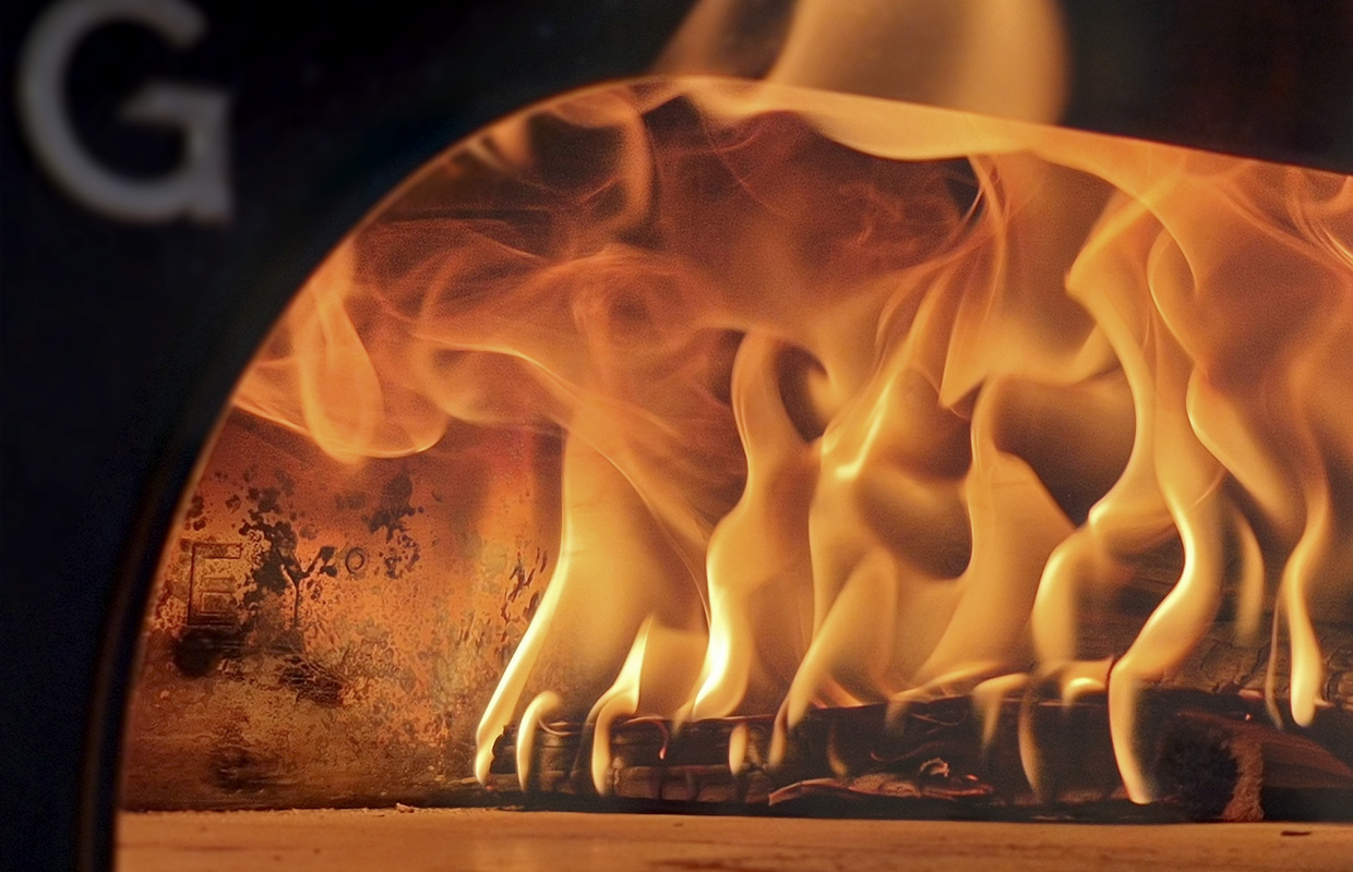 WOOD FIRE BURNING IN A PIZZA OVEN